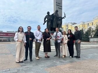 3 сентября, Молодежный совет при Департаменте культуры Брянской области в лице артистов Брянской областной филармонии провел памятную акцию «Пусть поколения помнят» и возложил цветы к воинскому мемориалу на Площади Партизан